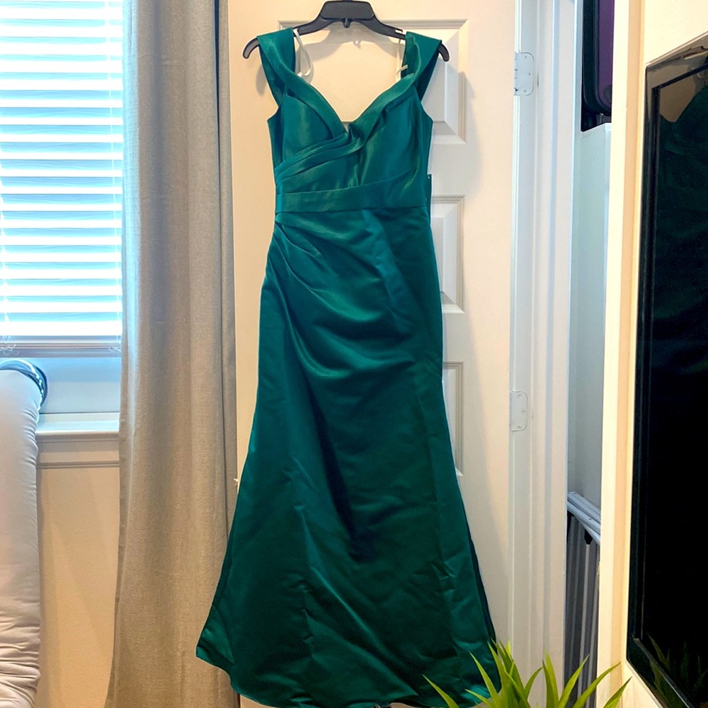 Green of the shoulder dress